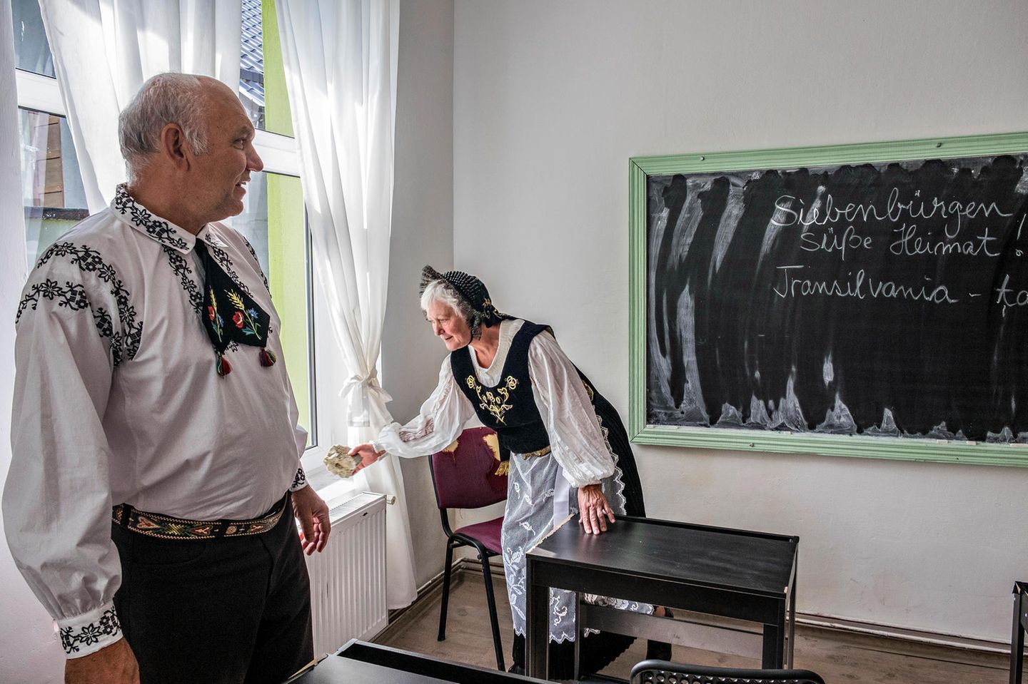 Măgura, Rumänien, 2015: Das Ehepaar Kurmes in der Tracht der Siebenbürger Sachsen. Beide arbeiteten früher als Lehrer in einer Schule, doch heute betreiben sie eine Pension und Reiseagentur und setzen sich für nachhaltigen Tourismus ein.