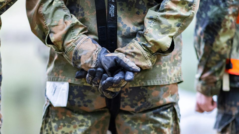 Ein Bundeswehrsoldat mit gefalteten Händen
