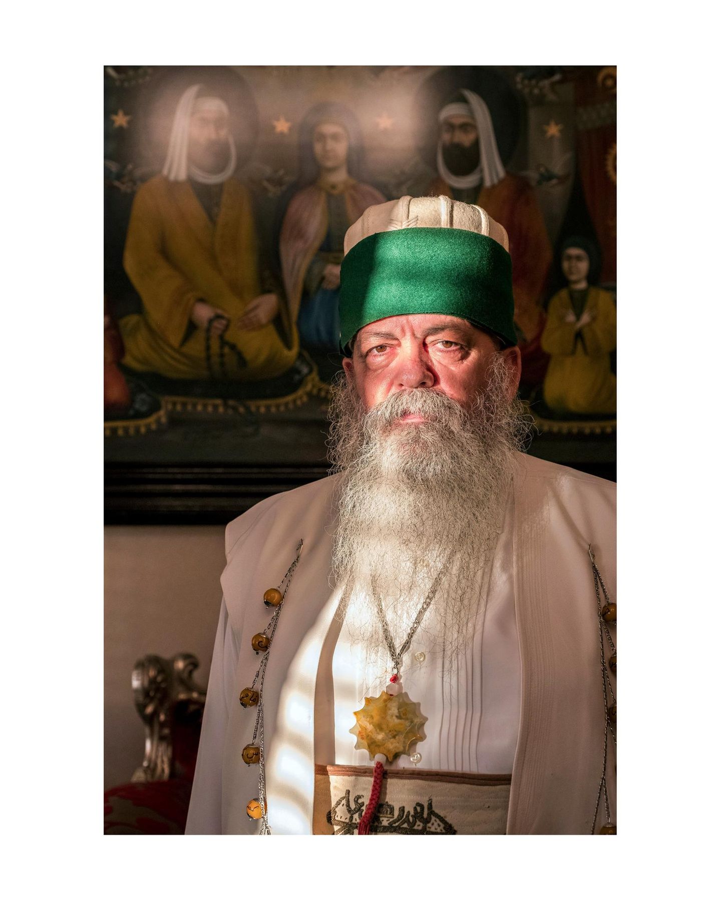 Tirana, Albanien, 2016: Das islamische Bilderverbot beachten die Bektaschi nicht. Das Gemälde hinter dem Dedebaba zeigt den Propheten Mohammed mit seiner Tochter Fatima und ihrem Ehemann Kalif Ali.