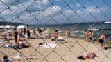 Zlatni Pjasăci, Bulgarien, 2016: Seit der Transformation vom Sozialismus zur Marktwirtschaft erfand Bulgarien sich als Urlaubsziel neu. Reisende wurden mit besonders günstigen Angeboten gelockt, der Goldstrand wurde zur Hochburg des Party-Tourismus.
