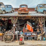 Kočerinovo, Bulgarien, 2016: Kuriositätenkabinett an der Straße zum Rila-Kloster. Der Inhaber sammelt Antiquitäten und Trödel. Der Großteil stammt aus der Zeit des Sozialismus, so wie die Stalin-Büste im orangefarbenen Auto. Neugierige Besucher dürfen gegen Spende stöbern.