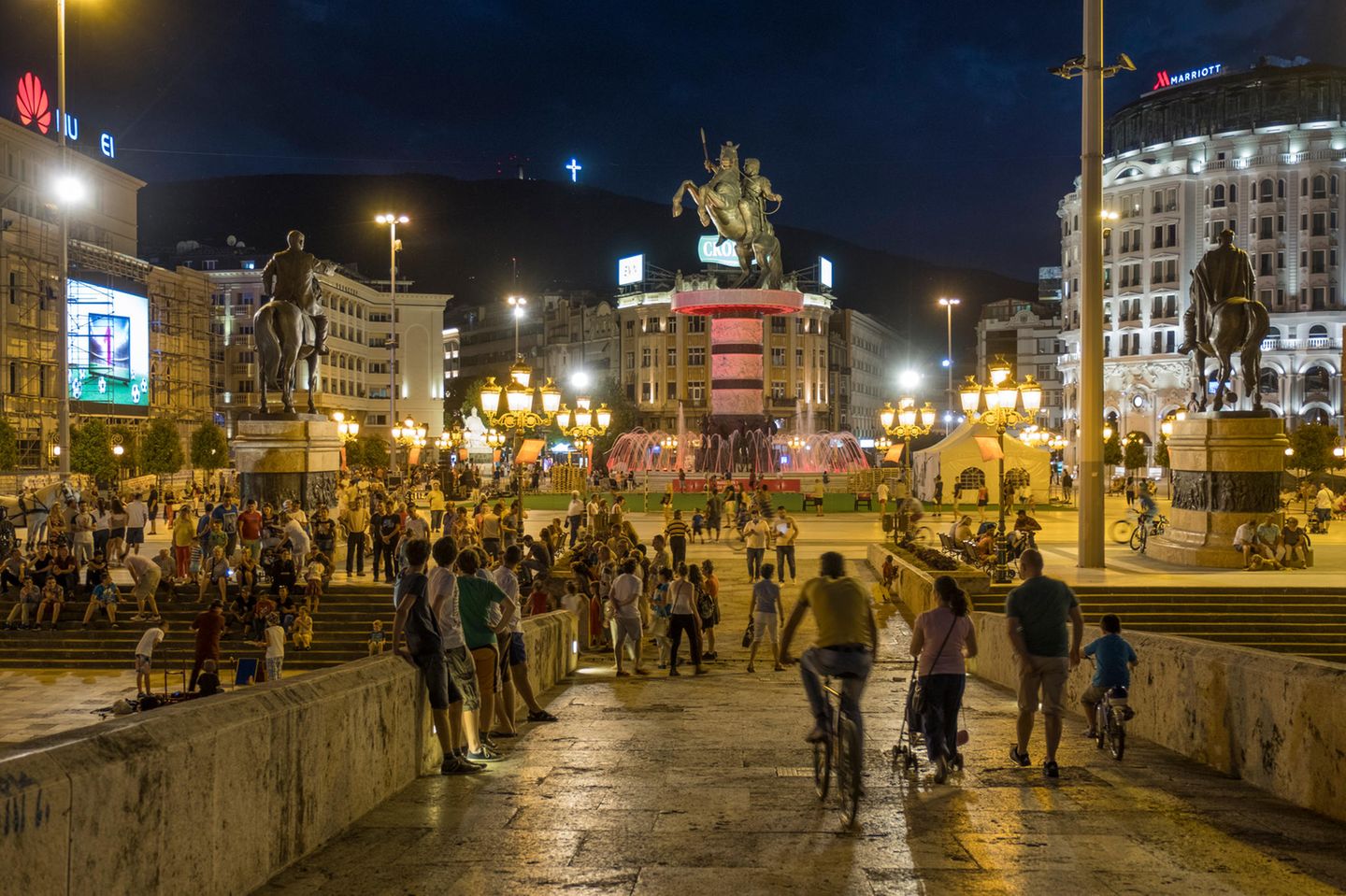 Ausstellung "Facing the Balkans": Skopje, Nordmazedonien, 2016: An Eid al-Fitr feiern Muslime das Ende des Ramadan. Der erste Tag des Fests ist für alle Bürger, egal ob orthodox oder muslimisch, arbeitsfrei. Den Feiertag lassen viele Menschen gemeinsam auf dem zentralen Ploštad Makedonija ausklingen. Skopje, Nordmazedonien, 2016: An Eid al-Fitr feiern Muslime das Ende des Ramadan. Der erste Tag des Fests ist für alle Bürger, egal ob orthodox oder muslimisch, arbeitsfrei. Den Feiertag lassen viele Menschen gemeinsam auf dem zentralen Ploštad Makedonija ausklingen.