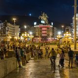 Skopje, Nordmazedonien, 2016: An Eid al-Fitr feiern Muslime das Ende des Ramadan. Der erste Tag des Fests ist für alle Bürger, egal ob orthodox oder muslimisch, arbeitsfrei. Den Feiertag lassen viele Menschen gemeinsam auf dem zentralen Ploštad Makedonija ausklingen.