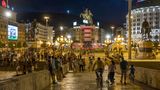 Skopje, Nordmazedonien, 2016: An Eid al-Fitr feiern Muslime das Ende des Ramadan. Der erste Tag des Fests ist für alle Bürger, egal ob orthodox oder muslimisch, arbeitsfrei. Den Feiertag lassen viele Menschen gemeinsam auf dem zentralen Ploštad Makedonija ausklingen.
