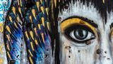 Mostar, Bosnien und Herzegowina, 2016: Graffiti bedecken die Einschusslöcher in den Wänden eines Bankgebäudes, das im Bosnien-Krieg zerstört wurde. Heute ist die Ruine ein beliebter Treffpunkt für Jugendliche und Street-Art-Künstler.