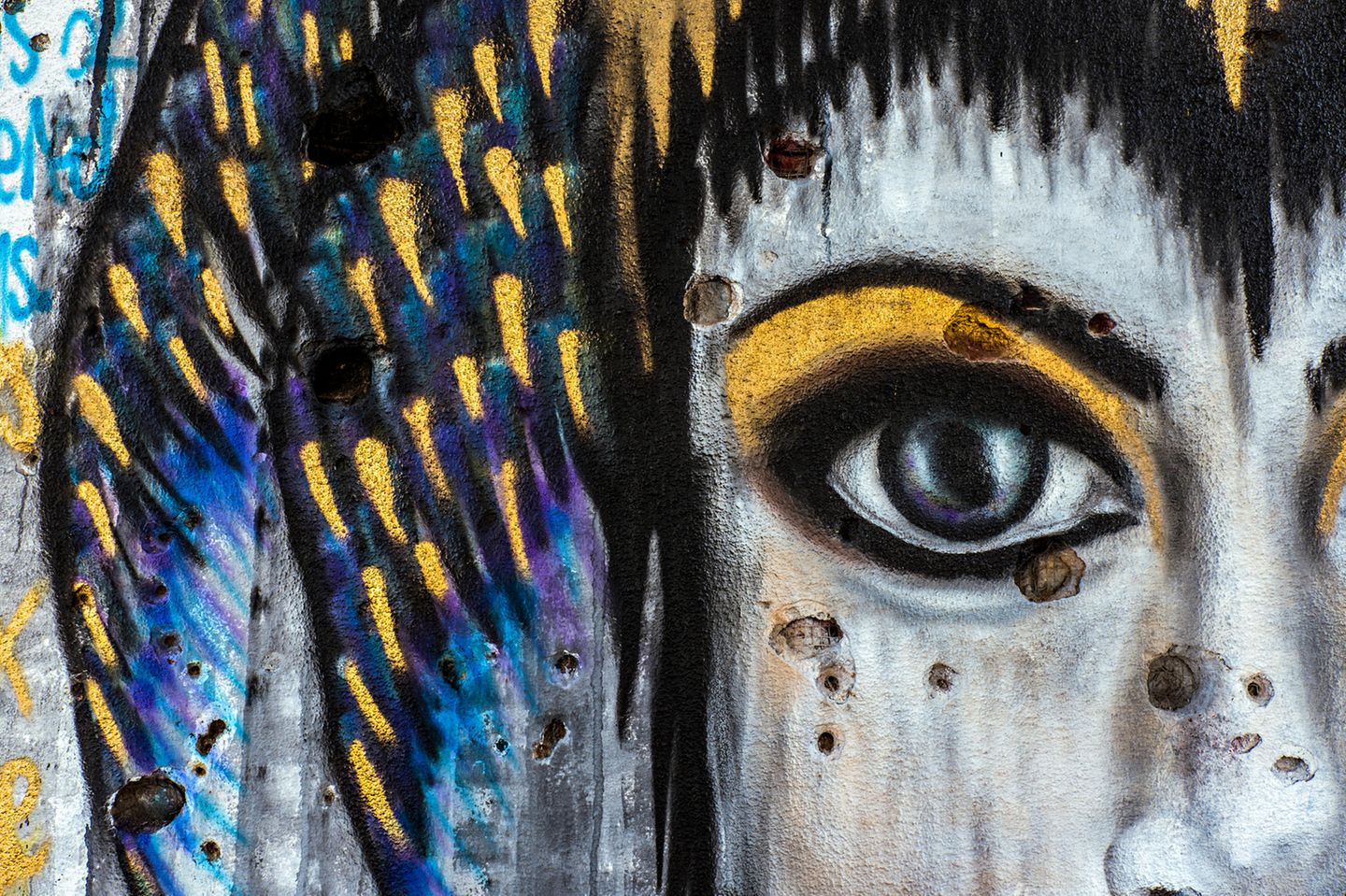 Mostar, Bosnien und Herzegowina, 2016: Graffiti bedecken die Einschusslöcher in den Wänden eines Bankgebäudes, das im Bosnien-Krieg zerstört wurde. Heute ist die Ruine ein beliebter Treffpunkt für Jugendliche und Street-Art-Künstler.