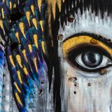 Mostar, Bosnien und Herzegowina, 2016: Graffiti bedecken die Einschusslöcher in den Wänden eines Bankgebäudes, das im Bosnien-Krieg zerstört wurde. Heute ist die Ruine ein beliebter Treffpunkt für Jugendliche und Street-Art-Künstler.