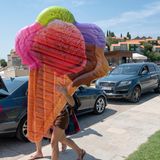 Sveti Stefan, Montenegro, 2018: Junge Frauen auf dem Weg zum Strand. Sveti Stefan ist eines der teuersten Reiseziele Montenegros. Besonders exklusiv ist die vorgelagerte Insel, die seit den 1950er Jahren Prominenz anzieht. Marilyn Monroe und Willy Brandt waren ebenso zu Gast wie die Beckhams und George Clooney.