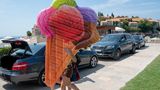 Sveti Stefan, Montenegro, 2018: Junge Frauen auf dem Weg zum Strand. Sveti Stefan ist eines der teuersten Reiseziele Montenegros. Besonders exklusiv ist die vorgelagerte Insel, die seit den 1950er Jahren Prominenz anzieht. Marilyn Monroe und Willy Brandt waren ebenso zu Gast wie die Beckhams und George Clooney.