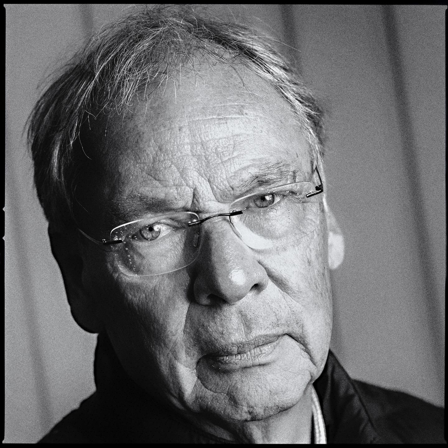 Ausstellung "Facing the Balkans": Harald Schmitt wurde am 2. März 1948 in Mayen/Eifel geboren. Von 1977 bis 2011 war er Fotoreporter beim stern und prägte während dieser Zeit das visuelle Gedächtnis Deutschlands mit. Für seine Arbeit erhielt er sechs World Press Photo Awards. Seit 2015 gilt Schmitts Interesse Regionen, die hierzulande vergleichsweise wenig Aufmerksamkeit erhalten: Ost- und Südosteuropa. Schmitt lebt in Hamburg, ist verheiratet und arbeitet als freischaffender Fotograf. Harald Schmitt wurde am 2. März 1948 in Mayen/Eifel geboren. Von 1977 bis 2011 war er Fotoreporter beim stern und prägte während dieser Zeit das visuelle Gedächtnis Deutschlands mit. Für seine Arbeit erhielt er sechs World Press Photo Awards. Seit 2015 gilt Schmitts Interesse Regionen, die hierzulande vergleichsweise wenig Aufmerksamkeit erhalten: Ost- und Südosteuropa. Schmitt lebt in Hamburg, ist verheiratet und arbeitet als freischaffender Fotograf.