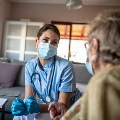 Deutscher Pflegetag: Eine Pflegerin kümmert sich um eine ältere Frau