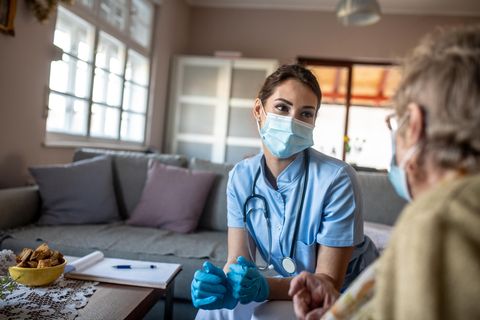 Deutscher Pflegetag: Eine Pflegerin kümmert sich um eine ältere Frau