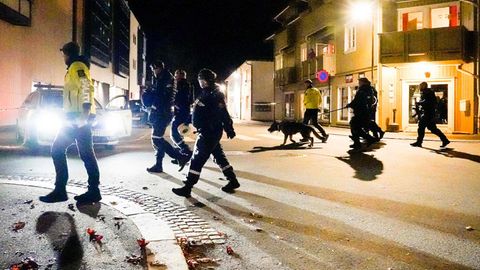 Polizisten durchkämmen die Innenstadt von Kongsberg