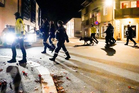 Polizisten durchkämmen die Innenstadt von Kongsberg
