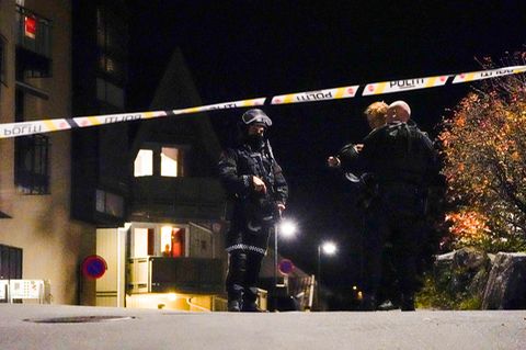 Polizisten ermitteln im Zentrum von Kongsberg nach einer Gewalttat