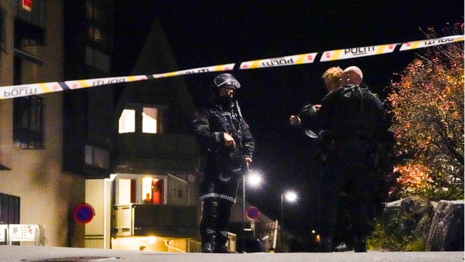 Polizisten ermitteln im Zentrum von Kongsberg nach einer Gewalttat