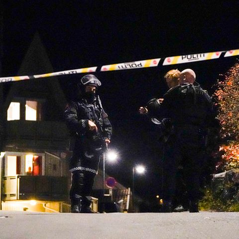Polizisten ermitteln im Zentrum von Kongsberg nach einer Gewalttat
