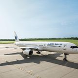 Im Privatjet durch Afrika  Die Reederei Hapag Lloyd Cruises begann aufgrund ihrer Expertise durch Expeditionskreuzfahrtfahrten und den Erfahrungen im Luxusreisesegment im Jahre 2008 mit Kreuzflügen. Im umgebauten Linienflugzeug, einer Boeing 757-200 mit nur 46 Schlafsesseln, geht es zum Beispiel zu den Highlights in Afrika - ohne Warteschlangen am Check-in, vor Zoll- und Passkontrollen, denn alles wird individuell geregelt. In 20 Tagen werden ab März 2022 von Hamburg aus der Murchison-Falls-Nationalpark in Uganda, das Okavango-Delta, die Namib-Wüste und die Seychellen besucht. Übernachtet wird in den edelsten Unterkünften.  Preis:  86.800 Euro pro Person im Doppelzimmer  Infos: www.hl-cruises.de/privatjet/reisen/afrika