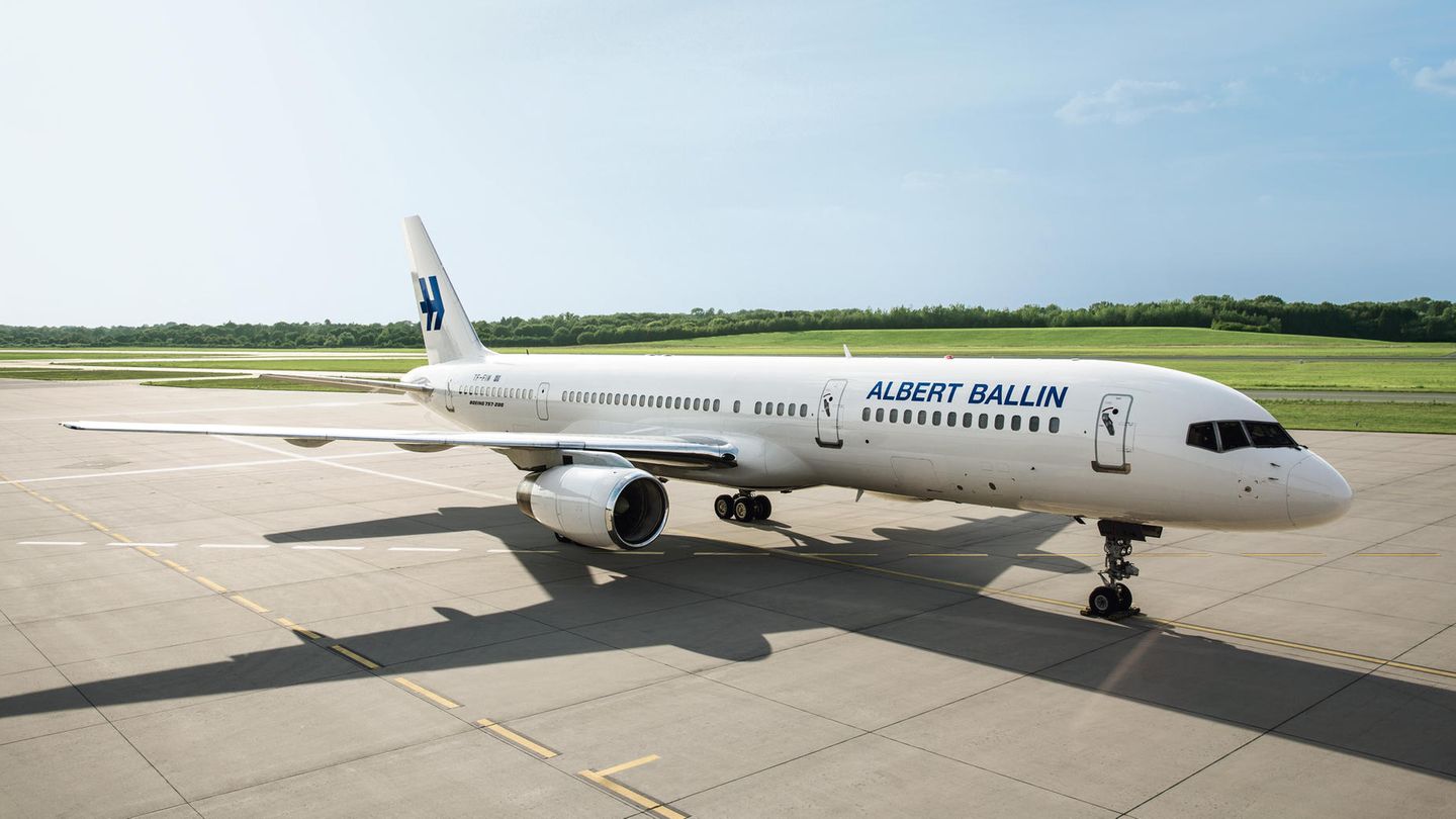 Im Privatjet durch Afrika  Die Reederei Hapag Lloyd Cruises begann aufgrund ihrer Expertise durch Expeditionskreuzfahrtfahrten und den Erfahrungen im Luxusreisesegment im Jahre 2008 mit Kreuzflügen. Im umgebauten Linienflugzeug, einer Boeing 757-200 mit nur 46 Schlafsesseln, geht es zum Beispiel zu den Highlights in Afrika - ohne Warteschlangen am Check-in, vor Zoll- und Passkontrollen, denn alles wird individuell geregelt. In 20 Tagen werden ab März 2022 von Hamburg aus der Murchison-Falls-Nationalpark in Uganda, das Okavango-Delta, die Namib-Wüste und die Seychellen besucht. Übernachtet wird in den edelsten Unterkünften.  Preis:  86.800 Euro pro Person im Doppelzimmer  Infos: www.hl-cruises.de/privatjet/reisen/afrika