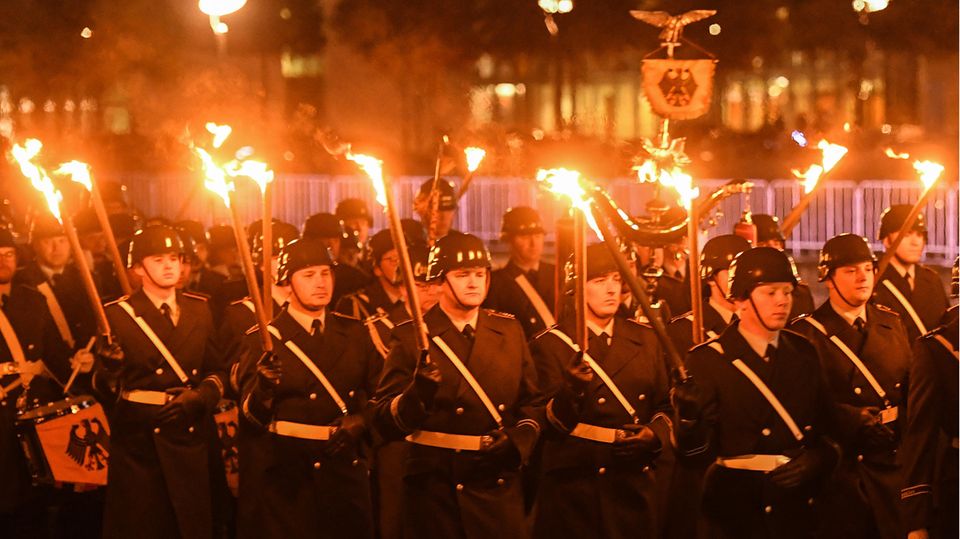 Fackeln vor dem Reichstag: Das Bild von Soldaten mit Stahlhelmen und Fackeln beim Großen Zapfenstreich sorgt in den sozialen Medien für massive Kritik Das Bild von Soldaten mit Stahlhelmen und Fackeln beim Großen Zapfenstreich sorgt in den sozialen Medien für massive Kritik