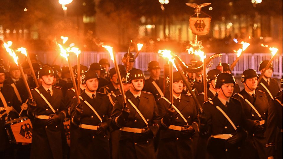 Das Bild von Soldaten mit Stahlhelmen und Fackeln beim Großen Zapfenstreich sorgt in den sozialen Medien für massive Kritik