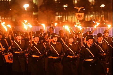 Das Bild von Soldaten mit Stahlhelmen und Fackeln beim Großen Zapfenstreich sorgt in den sozialen Medien für massive Kritik
