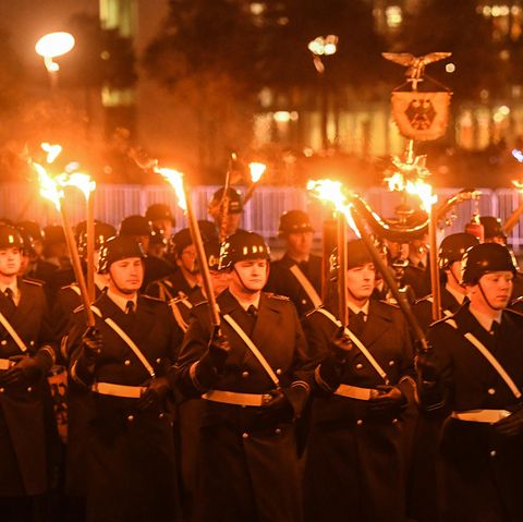 Das Bild von Soldaten mit Stahlhelmen und Fackeln beim Großen Zapfenstreich sorgt in den sozialen Medien für massive Kritik