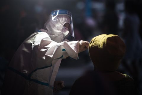 WHO Coronavirus Wuhan: Medizinisches Personal nimmt einen Abstrich für einen Corona-Test