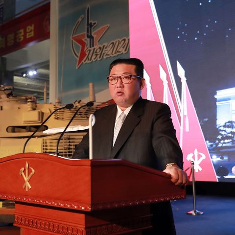Kim Jong Un, Machthaber von Nordkorea, während einer Ausstellung von Waffensystemen