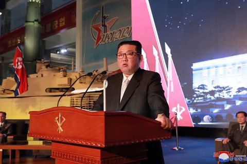 Kim Jong Un, Machthaber von Nordkorea, während einer Ausstellung von Waffensystemen