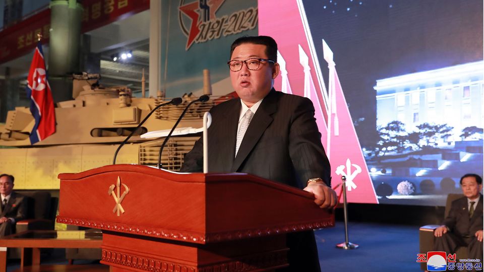 Kim Jong Un, Machthaber von Nordkorea, während einer Ausstellung von Waffensystemen