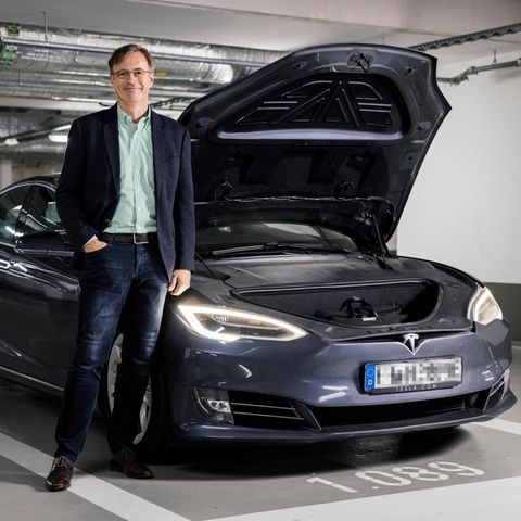 Hanno Pfannkuch und sein Tesla: Wo einst der Motor war, ist heute Platz für Koffer