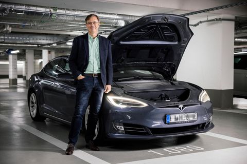 Hanno Pfannkuch und sein Tesla: Wo einst der Motor war, ist heute Platz für Koffer