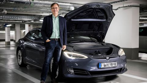 Hanno Pfannkuch und sein Tesla: Wo einst der Motor war, ist heute Platz für Koffer