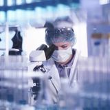 Für die Industrie ist Alkohol vor allem eines: Günstig. Um Produkte besser haltbar zu machen, werde die Produkte selbst und die Verpackung mit Alkohol besprüht. Ernährungsexperte Guido Ritter macht für den "SWR" den Test und kann den eingesetzten Alkohol tatsächlich noch riechen. Auch als Geschmacksträger kommt Alkohol gerne zum Einsatz.