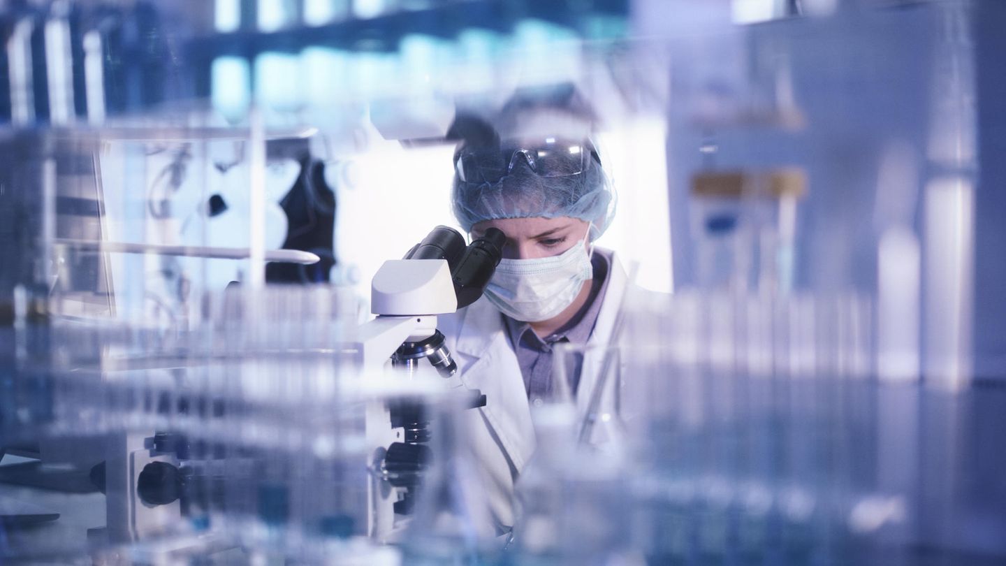 Von Nudeln bis Milchbrötchen: Für die Industrie ist Alkohol vor allem eines: Günstig. Um Produkte besser haltbar zu machen, werde die Produkte selbst und die Verpackung mit Alkohol besprüht. Ernährungsexperte Guido Ritter macht für den "SWR" den Test und kann den eingesetzten Alkohol tatsächlich noch riechen. Auch als Geschmacksträger kommt Alkohol gerne zum Einsatz. Für die Industrie ist Alkohol vor allem eines: Günstig. Um Produkte besser haltbar zu machen, werde die Produkte selbst und die Verpackung mit Alkohol besprüht. Ernährungsexperte Guido Ritter macht für den "SWR" den Test und kann den eingesetzten Alkohol tatsächlich noch riechen. Auch als Geschmacksträger kommt Alkohol gerne zum Einsatz.