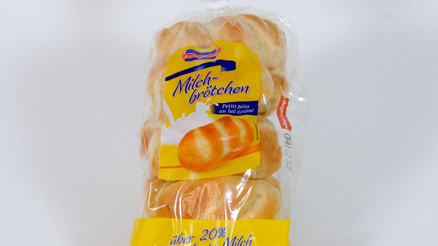Von Nudeln bis Milchbrötchen: Auch Milchbrötchen enthalten Hefe und somit Alkohol. "In Früchten, Fruchtsäften und Brot entsteht Alkohol durch den natürlichen Gärungsprozess", so das Bayerische Staatsministerium für Verbraucherschutz. "Dieser natürliche Alkoholgehalt wird als unbedenklich eingestuft, da er selten 0,3 Volumenprozente übersteigt und geschmacklich nicht an Alkohol erinnert. Da er sich 'von Natur aus' im Lebensmittel befindet, muss er nicht deklariert werden." Auch Milchbrötchen enthalten Hefe und somit Alkohol. "In Früchten, Fruchtsäften und Brot entsteht Alkohol durch den natürlichen Gärungsprozess", so das Bayerische Staatsministerium für Verbraucherschutz. "Dieser natürliche Alkoholgehalt wird als unbedenklich eingestuft, da er selten 0,3 Volumenprozente übersteigt und geschmacklich nicht an Alkohol erinnert. Da er sich 'von Natur aus' im Lebensmittel befindet, muss er nicht deklariert werden."