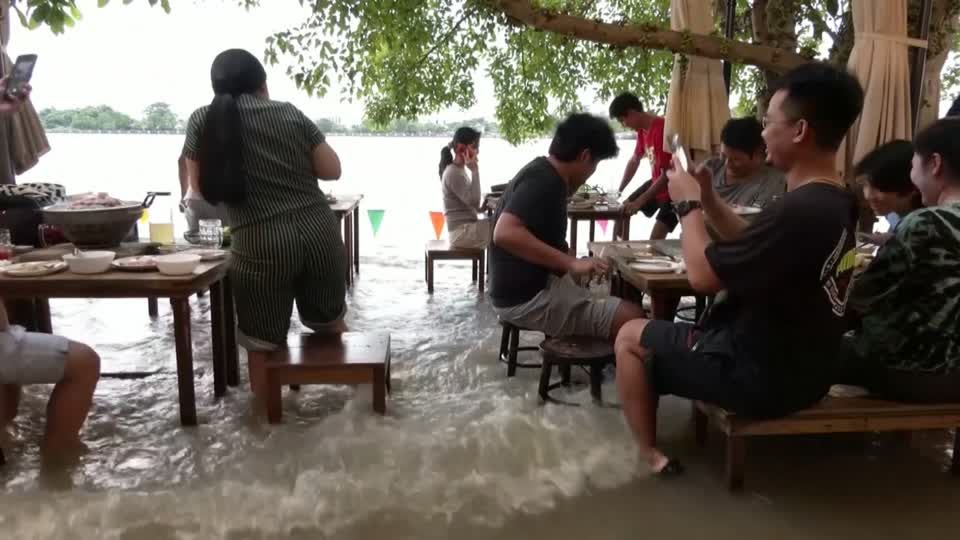 Video: Teil des Konzepts: Nasse Füße im Restaurant