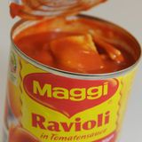 Die schlechte Nachricht: Auch in Dosenravioli steckt Alkohol (durch den Weinessig, also Essig aus Wein). Die gute Nachricht: Es sind nur minimale Mengen. Der Alkohol-Volumenanteil im Weinessig liegt bei 0,2 bis maximal 1,5 Prozent. Da in den Dosenravioli nur wenig davon zum Einsatz kommt, ist auch der Gesamtanteil gering.