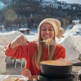 Auch im Käsefondue ist Alkohol. Das gilt vor allem für Gerichte, die im Restaurant serviert werden. Wer die Käsemasse im Supermarkt kauft, bekommt aber auch kein alkoholfreies Produkt. Nur mit den deklarierten Produkten ohne Alkohol ist man auf der sicheren Seite.
