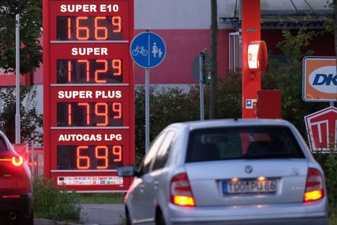 Autos stehen in Stau, im Hintergrund steht die Preistafel eine Tankstelle