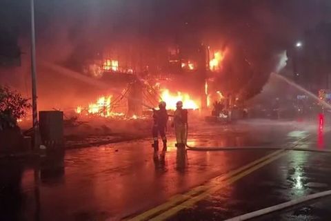 Video: Hochhausbrand in Taiwan