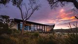 Luxury Lodges of Australia: Saffire Lodge  Am anderen Ende der Erde: Auf Australiens größter Insel Tasmanien liegt ein Fünf-Sterne-Resort: die Saffire Lodge auf der Freycinet-Halbinsel, in der Einsamkeit von Eukalyptuswäldern und am Ufer der Great Oyster Bay, an der Wale und Delfine vorbeiziehen. Die maximal 40 Gäste residierenin separaten Villen untergebracht und treffen sich zum Essen unter dem wie ein Flügel geschwungenen Dach der Lounge.  Preis: 7 Tage all inclusive für 2 Personen ab 1600 Euro  Info: www.saffire-freycinet.com.au