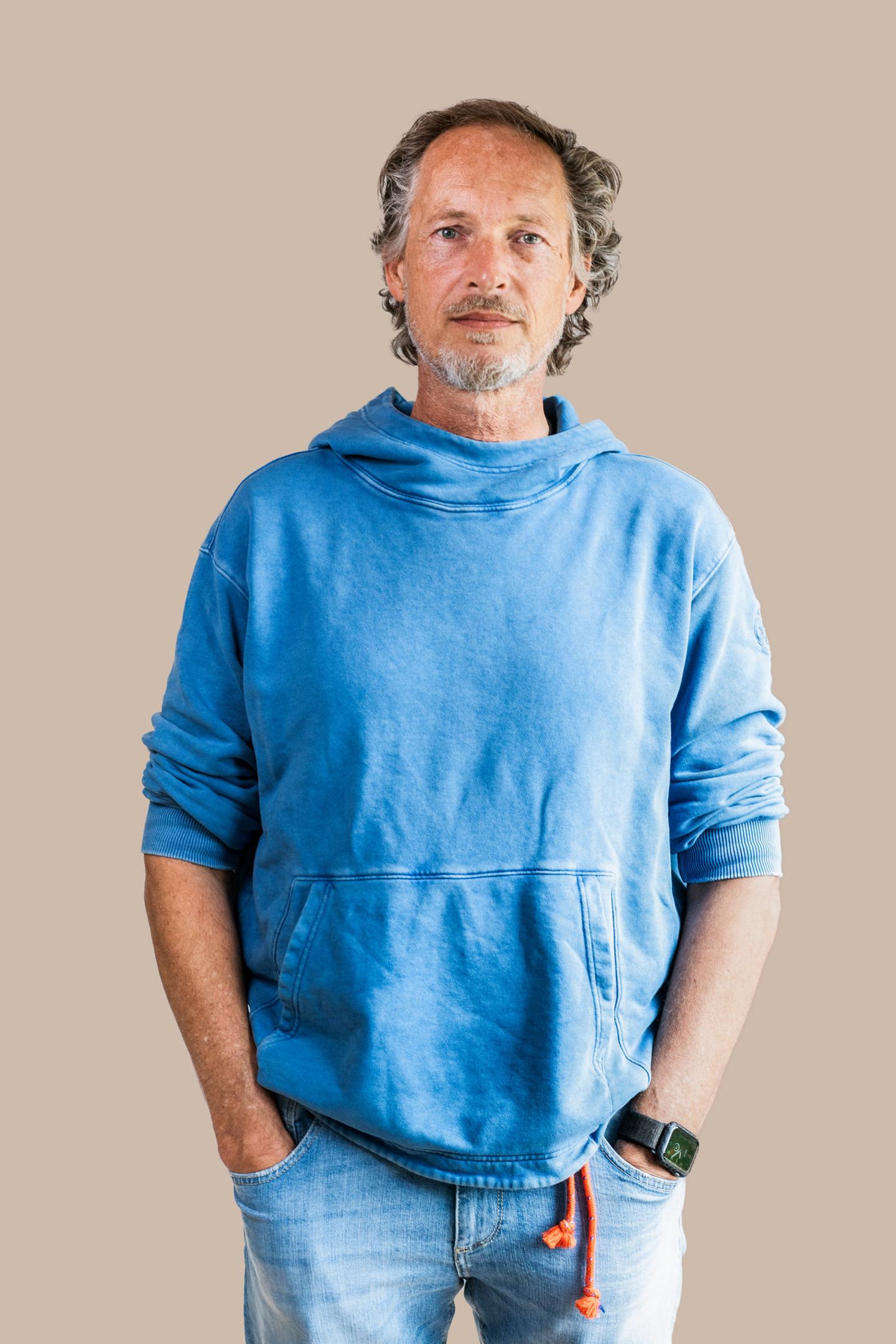 Corona-Impfung: Ralf Blume, 54, Physiotherapeut aus Barsinghausen bei Hannover "In meinem Job als Physiotherapeut treffe ich auf viele Menschen. Bis zu 30 Patienten kommen täglich in meine Praxis. Ohne Hygienemaßnahmen ging es auch schon vor der Pandemie nicht – Arbeitsmaterial desinfizieren, Maske tragen, Abstände einhalten. Das ist für mich gelebte Praxis. Ich lasse mich nicht impfen, weil ich mich und meine Mitmenschen durch mein Verhalten schütze. Mein eigenes Risiko schätze ich gering ein, weil ich vor neun Jahren meinen Lebensstil und meine Ernährung umgestellt habe und seither nicht mehr krank geworden bin. Ich vertraue meinem Immunsystem. Der mRNA-Impfung dagegen traue ich nicht. Immer häufiger höre ich von Patienten, dass sie nach der Impfung mit Schmerzen oder Gedächtnisschwund zu kämpfen hatten. Gegen gesundheitsschädliche Lebensmittel, Tabak und Alkohol wird nichts unternommen. Klar, Covid-19 ist gefährlich. Es hat aber lange nicht so große Auswirkungen wie Diabetes oder koronare Herzerkrankungen. Bei einem Besuch von Jens Spahn in meiner Region habe ich ihn persönlich gefragt, warum dann nicht auch vor gesundheitsschädlichem Essen und sogenannten Genussmitteln gewarnt wird. Darauf habe ich keine Antwort erhalten." Ralf Blume, 54, Physiotherapeut aus Barsinghausen bei Hannover "In meinem Job als Physiotherapeut treffe ich auf viele Menschen. Bis zu 30 Patienten kommen täglich in meine Praxis. Ohne Hygienemaßnahmen ging es auch schon vor der Pandemie nicht – Arbeitsmaterial desinfizieren, Maske tragen, Abstände einhalten. Das ist für mich gelebte Praxis. Ich lasse mich nicht impfen, weil ich mich und meine Mitmenschen durch mein Verhalten schütze. Mein eigenes Risiko schätze ich gering ein, weil ich vor neun Jahren meinen Lebensstil und meine Ernährung umgestellt habe und seither nicht mehr krank geworden bin. Ich vertraue meinem Immunsystem. Der mRNA-Impfung dagegen traue ich nicht. Immer häufiger höre ich von Patienten, dass sie nach der Impfung mit Schmerzen oder Gedächtnisschwund zu kämpfen hatten. Gegen gesundheitsschädliche Lebensmittel, Tabak und Alkohol wird nichts unternommen. Klar, Covid-19 ist gefährlich. Es hat aber lange nicht so große Auswirkungen wie Diabetes oder koronare Herzerkrankungen. Bei einem Besuch von Jens Spahn in meiner Region habe ich ihn persönlich gefragt, warum dann nicht auch vor gesundheitsschädlichem Essen und sogenannten Genussmitteln gewarnt wird. Darauf habe ich keine Antwort erhalten."