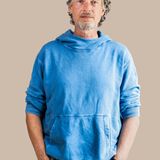 Ralf Blume, 54, Physiotherapeut aus Barsinghausen bei Hannover  "In meinem Job als Physiotherapeut treffe ich auf viele Menschen. Bis zu 30 Patienten kommen täglich in meine Praxis. Ohne Hygienemaßnahmen ging es auch schon vor der Pandemie nicht – Arbeitsmaterial desinfizieren, Maske tragen, Abstände einhalten. Das ist für mich gelebte Praxis. Ich lasse mich nicht impfen, weil ich mich und meine Mitmenschen durch mein Verhalten schütze. Mein eigenes Risiko schätze ich gering ein, weil ich vor neun Jahren meinen Lebensstil und meine Ernährung umgestellt habe und seither nicht mehr krank geworden bin. Ich vertraue meinem Immunsystem. Der mRNA-Impfung dagegen traue ich nicht. Immer häufiger höre ich von Patienten, dass sie nach der Impfung mit Schmerzen oder Gedächtnisschwund zu kämpfen hatten. Gegen gesundheitsschädliche Lebensmittel, Tabak und Alkohol wird nichts unternommen. Klar, Covid-19 ist gefährlich. Es hat aber lange nicht so große Auswirkungen wie Diabetes oder koronare Herzerkrankungen. Bei einem Besuch von Jens Spahn in meiner Region habe ich ihn persönlich gefragt, warum dann nicht auch vor gesundheitsschädlichem Essen und sogenannten Genussmitteln gewarnt wird. Darauf habe ich keine Antwort erhalten."