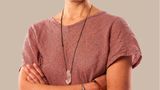 Christina Dorothea Peetz, 40, Körpertherapeutin und Autorin, aus Berlin   "Ich habe als eine der ersten in Deutschland ein Impfangebot bekommen und es ausgeschlagen. Das liegt auch an meiner Geschichte: Im Januar 2020 erhielt ich eine Krebsdiagnose. Ein systemischer, aggressiver Krebs. Zwei Monate später begann ich mit der Chemotherapie und ging im August in Remission - das heißt, kein Krebs konnte mehr nachgewiesen werden. Aus schulmedizinischer Sicht bin ich genesen, wenn das fünf Jahre so bleibt. Achtsamkeit im Sinne von ganzheitlicher Aufmerksamkeit ist mir sehr wichtig - in der Ernährung wie im Umgang miteinander - alles spielt sich im Körper ab. Als das Impfangebot kam, hat mein Körper ‚nein‘ gesagt. Problematisch finde ich den Druck den das Impfthema momentan ausübt sowie der mediale Umgang mit dem Thema Angst vs. Vertrauen. In meinem Freundeskreis ist beides vertreten. Die eine Hälfte folgt der Schulmedizin, die andere Hälfte kommt aus dem anthroposophischen, ganzheitlichen Bereich."