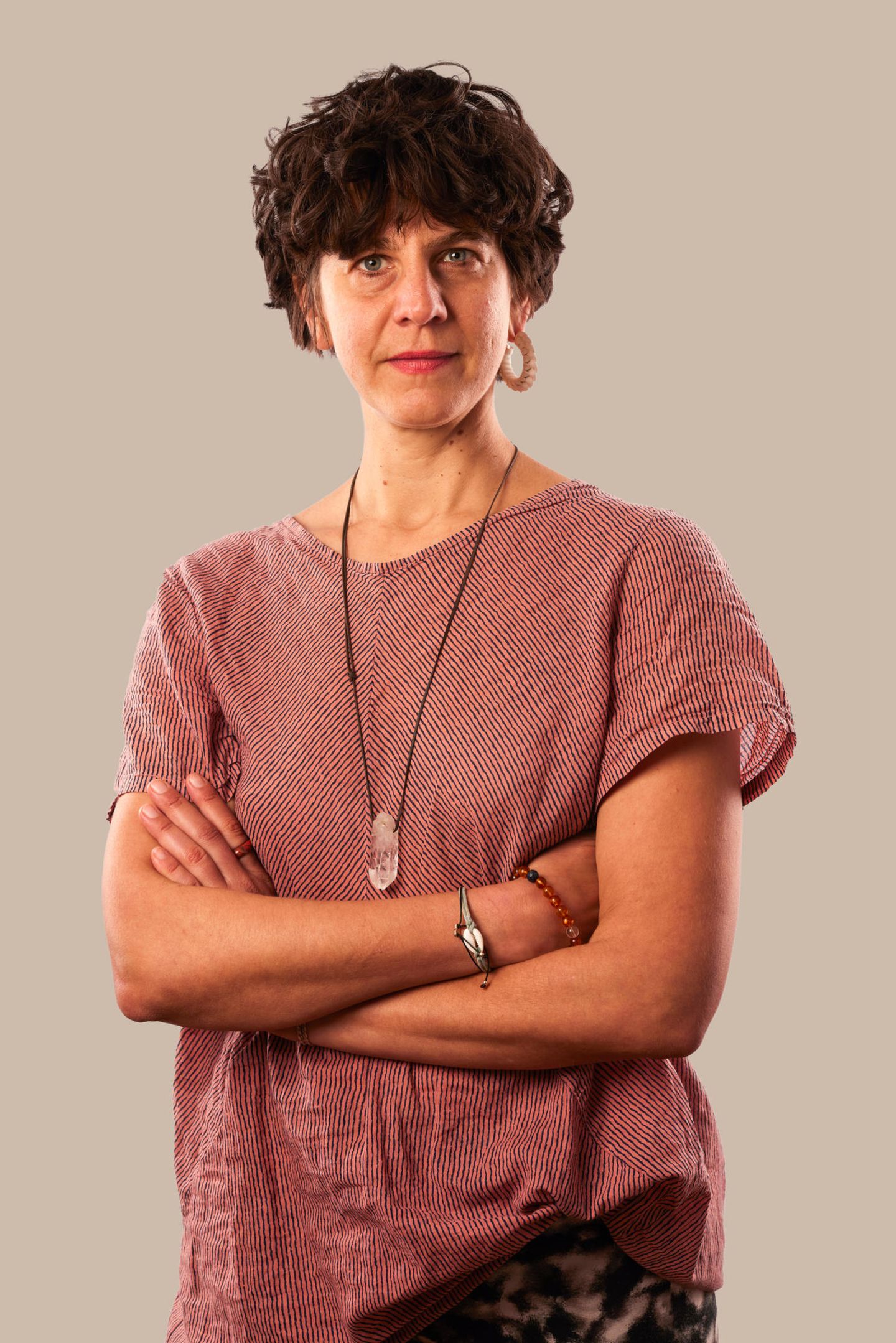 Christina Dorothea Peetz, 40, Körpertherapeutin und Autorin, aus Berlin   "Ich habe als eine der ersten in Deutschland ein Impfangebot bekommen und es ausgeschlagen. Das liegt auch an meiner Geschichte: Im Januar 2020 erhielt ich eine Krebsdiagnose. Ein systemischer, aggressiver Krebs. Zwei Monate später begann ich mit der Chemotherapie und ging im August in Remission - das heißt, kein Krebs konnte mehr nachgewiesen werden. Aus schulmedizinischer Sicht bin ich genesen, wenn das fünf Jahre so bleibt. Achtsamkeit im Sinne von ganzheitlicher Aufmerksamkeit ist mir sehr wichtig - in der Ernährung wie im Umgang miteinander - alles spielt sich im Körper ab. Als das Impfangebot kam, hat mein Körper ‚nein‘ gesagt. Problematisch finde ich den Druck den das Impfthema momentan ausübt sowie der mediale Umgang mit dem Thema Angst vs. Vertrauen. In meinem Freundeskreis ist beides vertreten. Die eine Hälfte folgt der Schulmedizin, die andere Hälfte kommt aus dem anthroposophischen, ganzheitlichen Bereich."