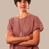 Christina Dorothea Peetz, 40, Körpertherapeutin und Autorin, aus Berlin   "Ich habe als eine der ersten in Deutschland ein Impfangebot bekommen und es ausgeschlagen. Das liegt auch an meiner Geschichte: Im Januar 2020 erhielt ich eine Krebsdiagnose. Ein systemischer, aggressiver Krebs. Zwei Monate später begann ich mit der Chemotherapie und ging im August in Remission - das heißt, kein Krebs konnte mehr nachgewiesen werden. Aus schulmedizinischer Sicht bin ich genesen, wenn das fünf Jahre so bleibt. Achtsamkeit im Sinne von ganzheitlicher Aufmerksamkeit ist mir sehr wichtig - in der Ernährung wie im Umgang miteinander - alles spielt sich im Körper ab. Als das Impfangebot kam, hat mein Körper ‚nein‘ gesagt. Problematisch finde ich den Druck den das Impfthema momentan ausübt sowie der mediale Umgang mit dem Thema Angst vs. Vertrauen. In meinem Freundeskreis ist beides vertreten. Die eine Hälfte folgt der Schulmedizin, die andere Hälfte kommt aus dem anthroposophischen, ganzheitlichen Bereich."