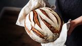 Auf ganz natürlichem Weg findet sich auch im Brot Alkohol. Wenn die Hefe die Kohlenhydrate aus dem Mehl verstoffwechselt, entsteht CO2. Und Alkohol. Ein Großteil des Alkoholgehalts verschwinden zwar beim Backen, aber Brot kann bis zu 0,3 Prozent Alkohol enthalten.