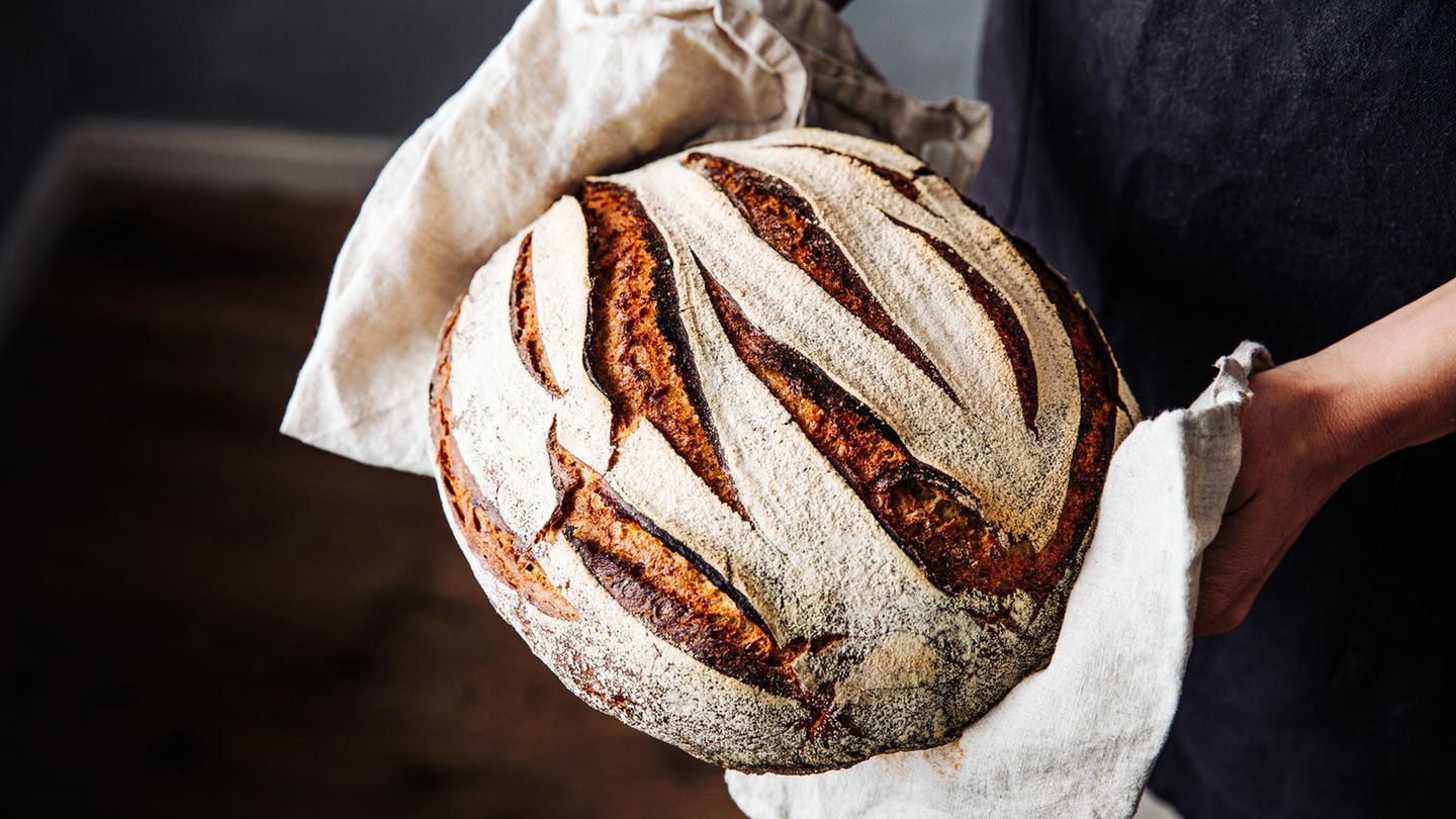 Brot Auf ganz natürlichem Weg findet sich auch im Brot Alkohol. Wenn die Hefe die Kohlenhydrate aus dem Mehl verstoffwechselt, entsteht CO2. Und Alkohol. Ein Großteil des Alkoholgehalts verschwinden zwar beim Backen, aber Brot kann bis zu 0,3 Prozent Alkohol enthalten.